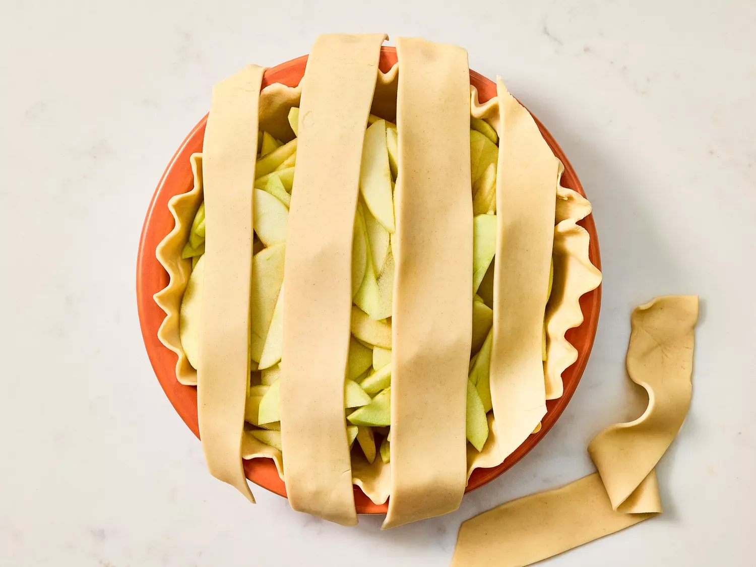 Biorę jabłka i robię jabłecznik dziadka Ryśka. Wychodzi chrupiący z wierzchu i soczysty w środku