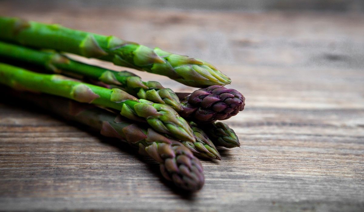 asparagus-wooden-background-high-angle-view.jpg