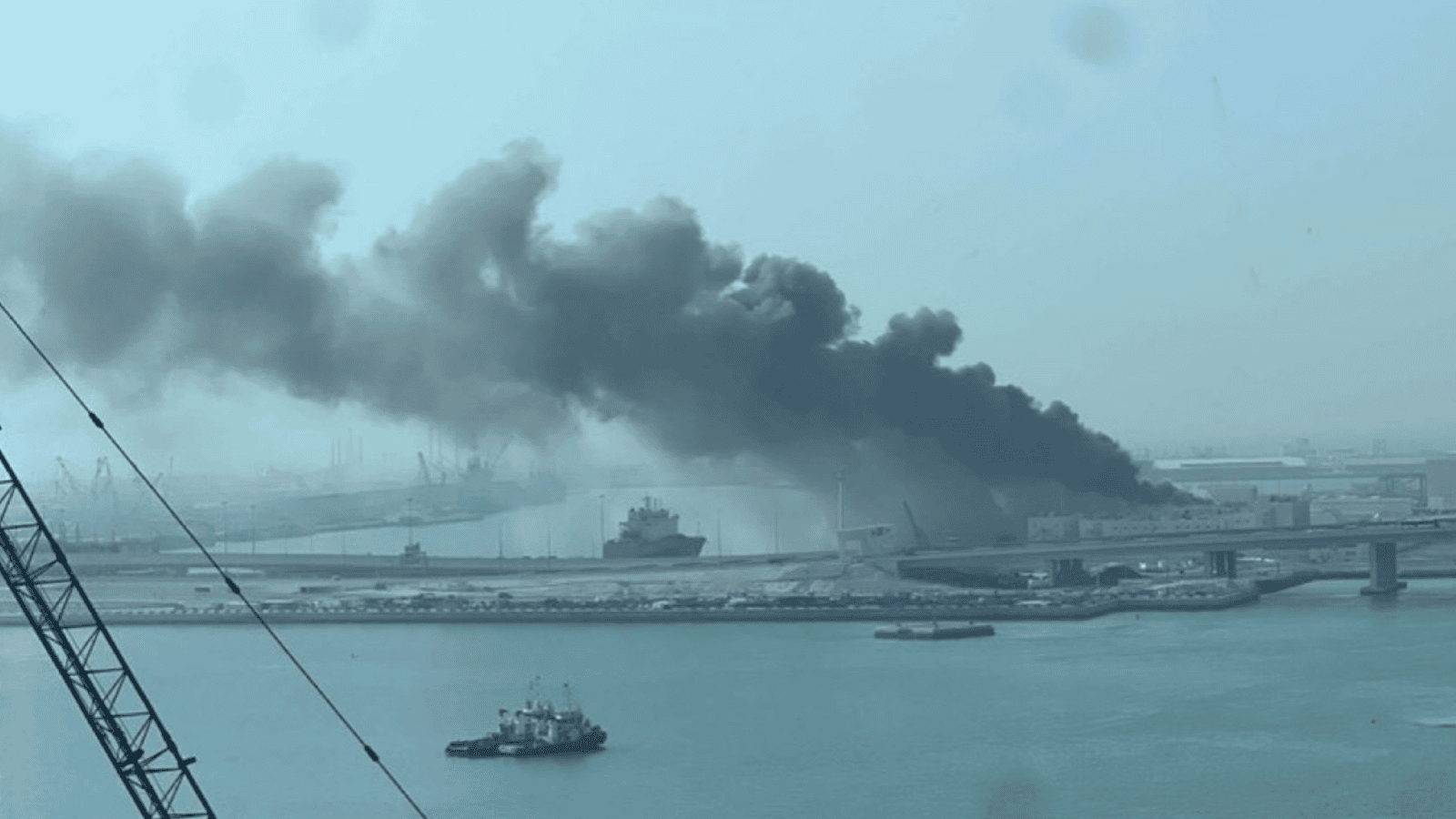 Słupy dymu unoszą się nad portem w Abu Zabi. Niepokojące nagrania w sieci