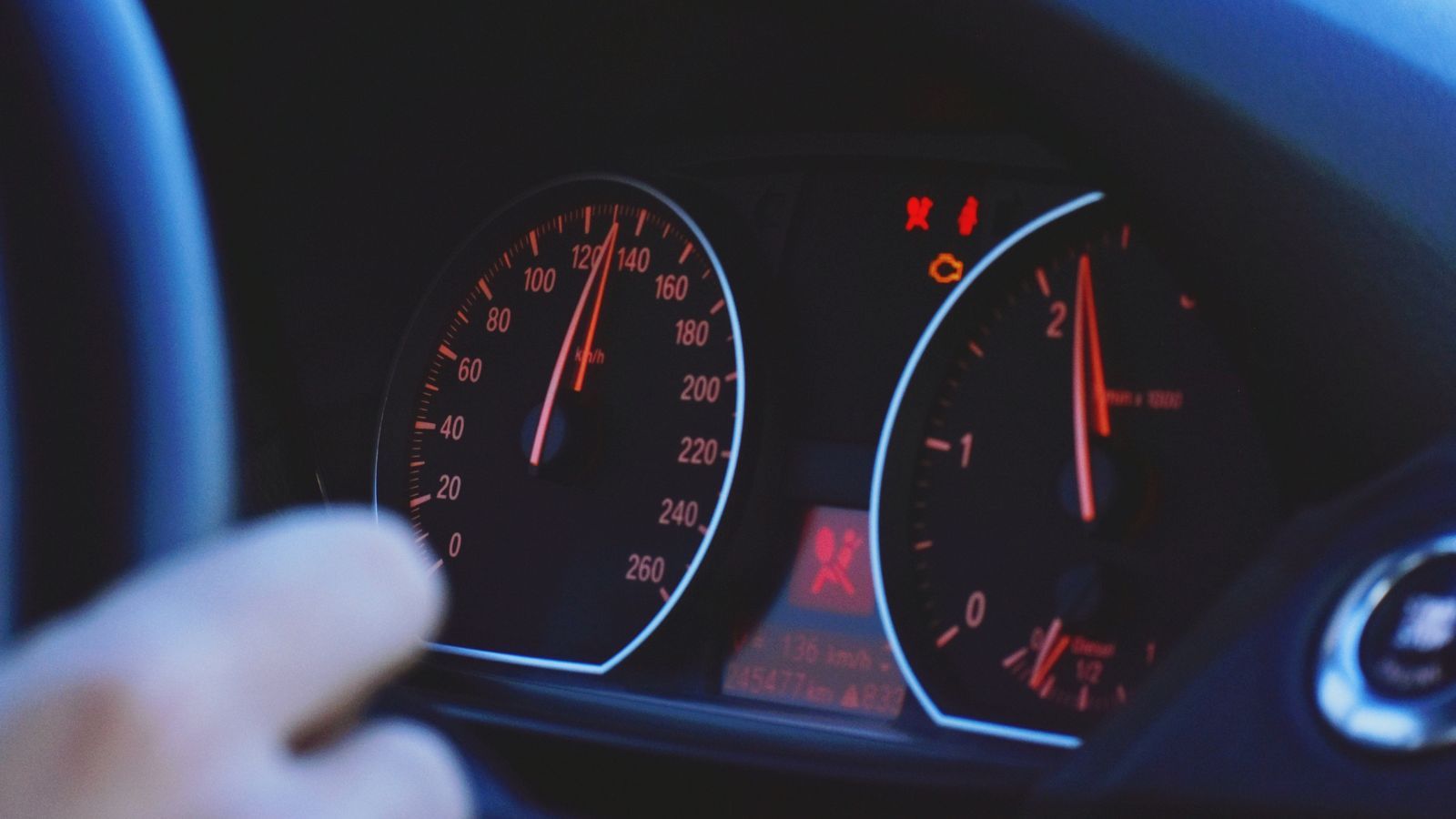 Od 1 stycznia 2026 r. wyższe kary dla kierowców. Nawet 1920 zł za jeden dzień spóźnienia