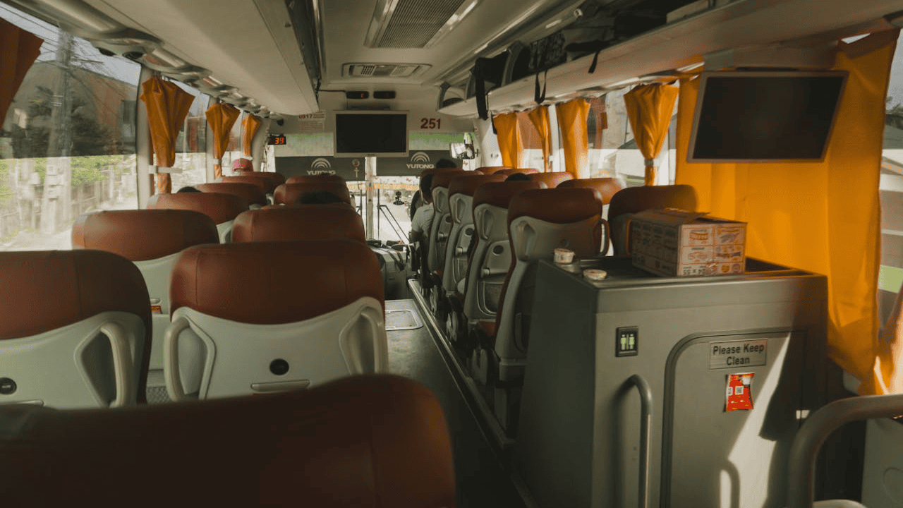 Tak wyglądał autokar po wycieczce szkolnej. Właściciel nie wytrzymał, pokazał zdjęcia