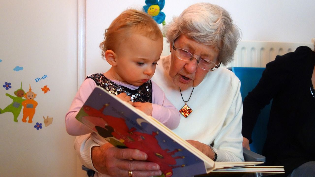 babcia czyta wnuczce