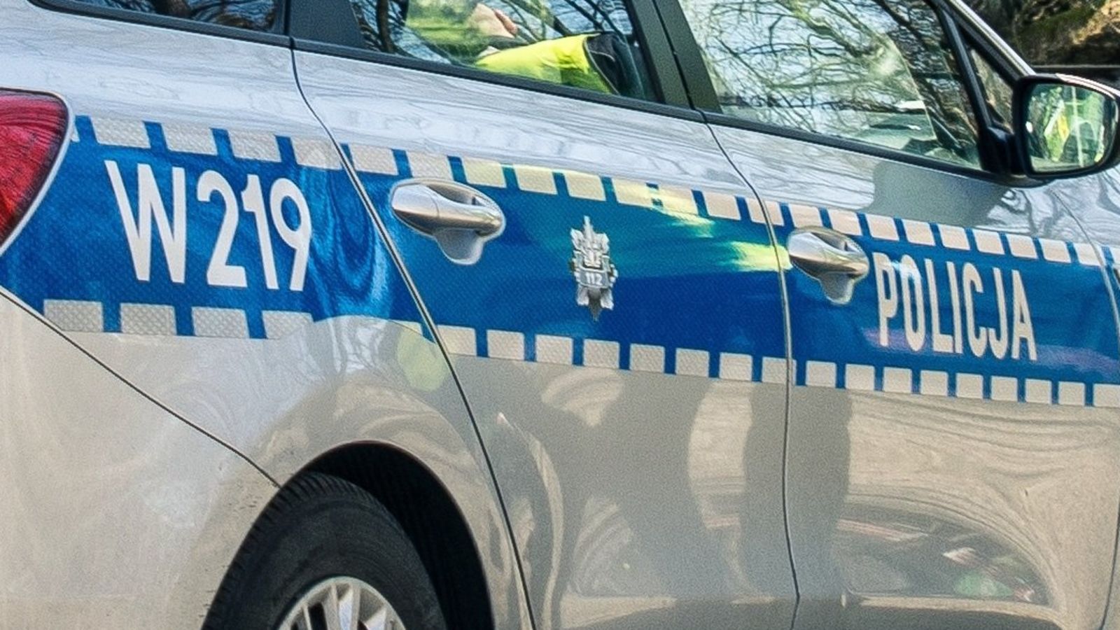 Tragiczny wypadek w woj. kujawsko-pomorskim. Auto wpadło do bagna, 2 osoby nie żyją