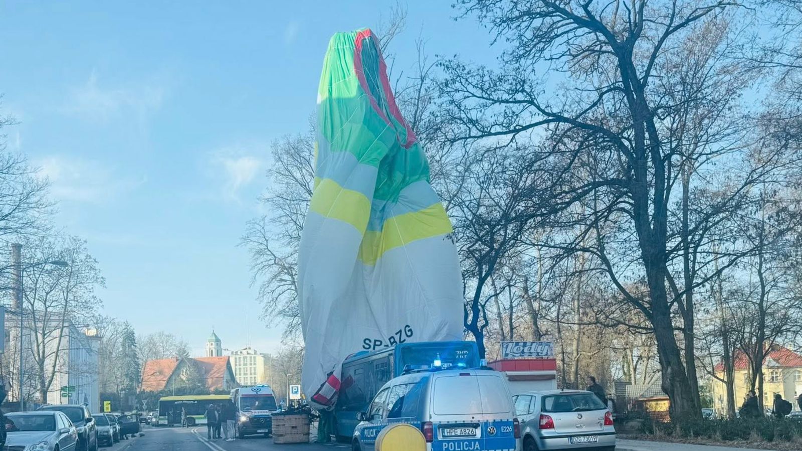 Dramatyczny wypadek o poranku. Balon z ludźmi na pokładzie runął w dół, trwa akcja służb