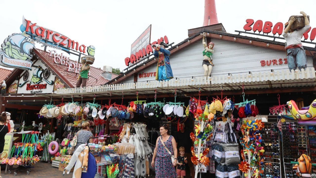 Turyści nad Bałtykiem oszaleli na jej punkcie. Jest na każdym straganie, a cena zwala z nóg