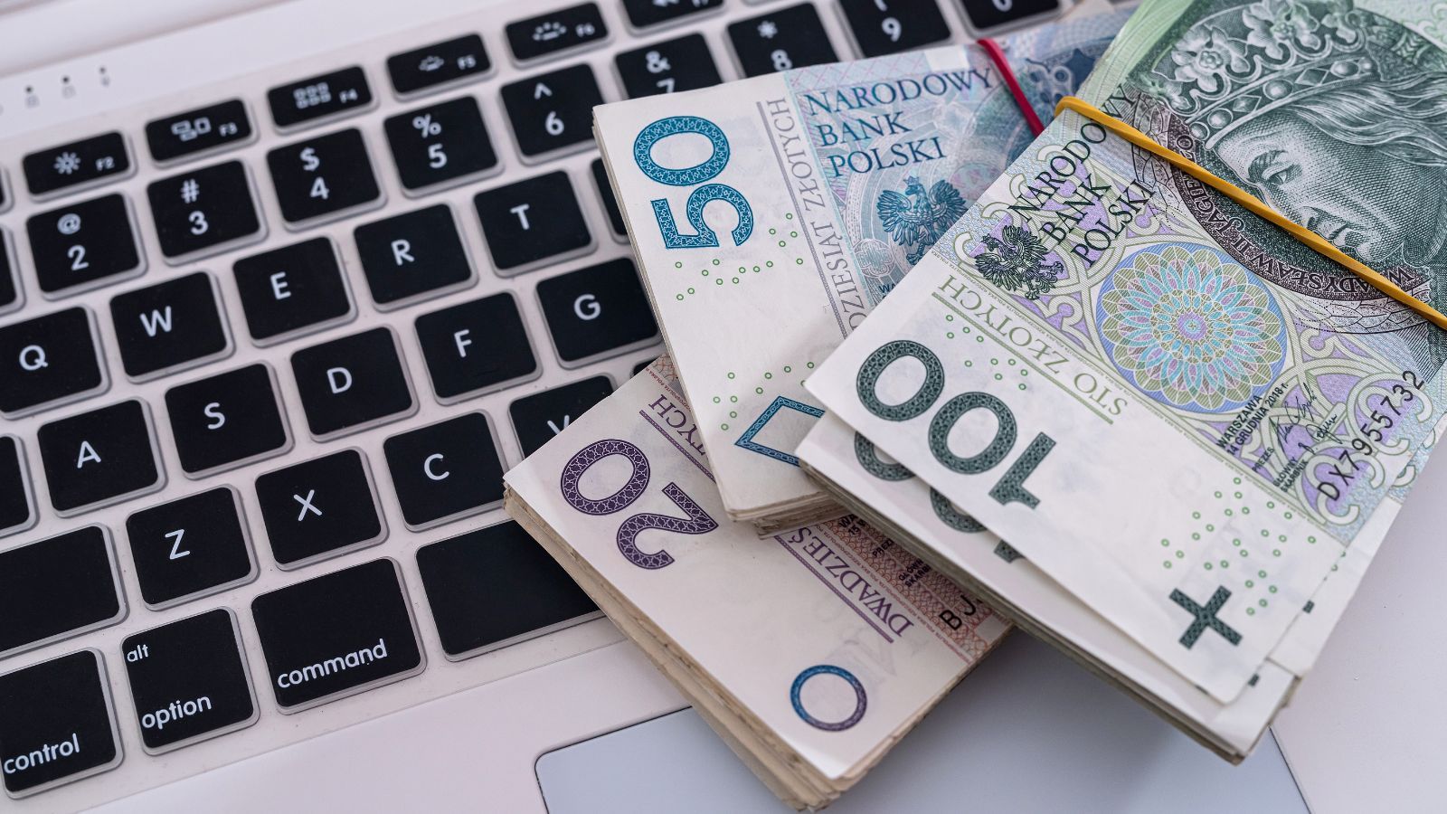 Znany bank rozdaje pieniądze, warunki są jasne. Do wzięcia nawet 1500 zł