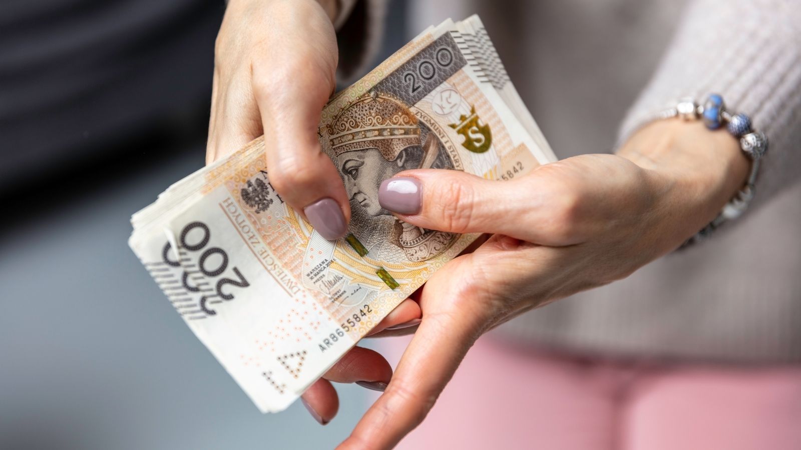 Zasiłek dla bezrobotnych choćby przez 12 miesięcy. Trzeba spełnić dwa najważniejsze warunki