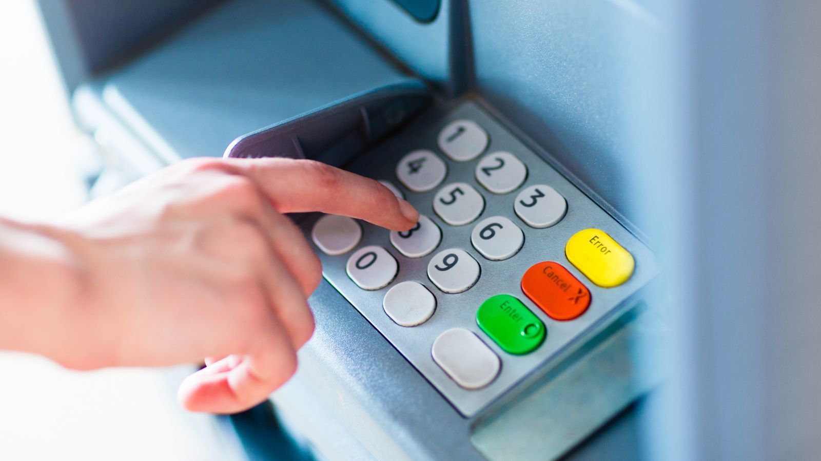 Masowe wypłaty gotówki z bankomatów. Polacy zabierają swoje oszczędności, eksperci ostrzegają