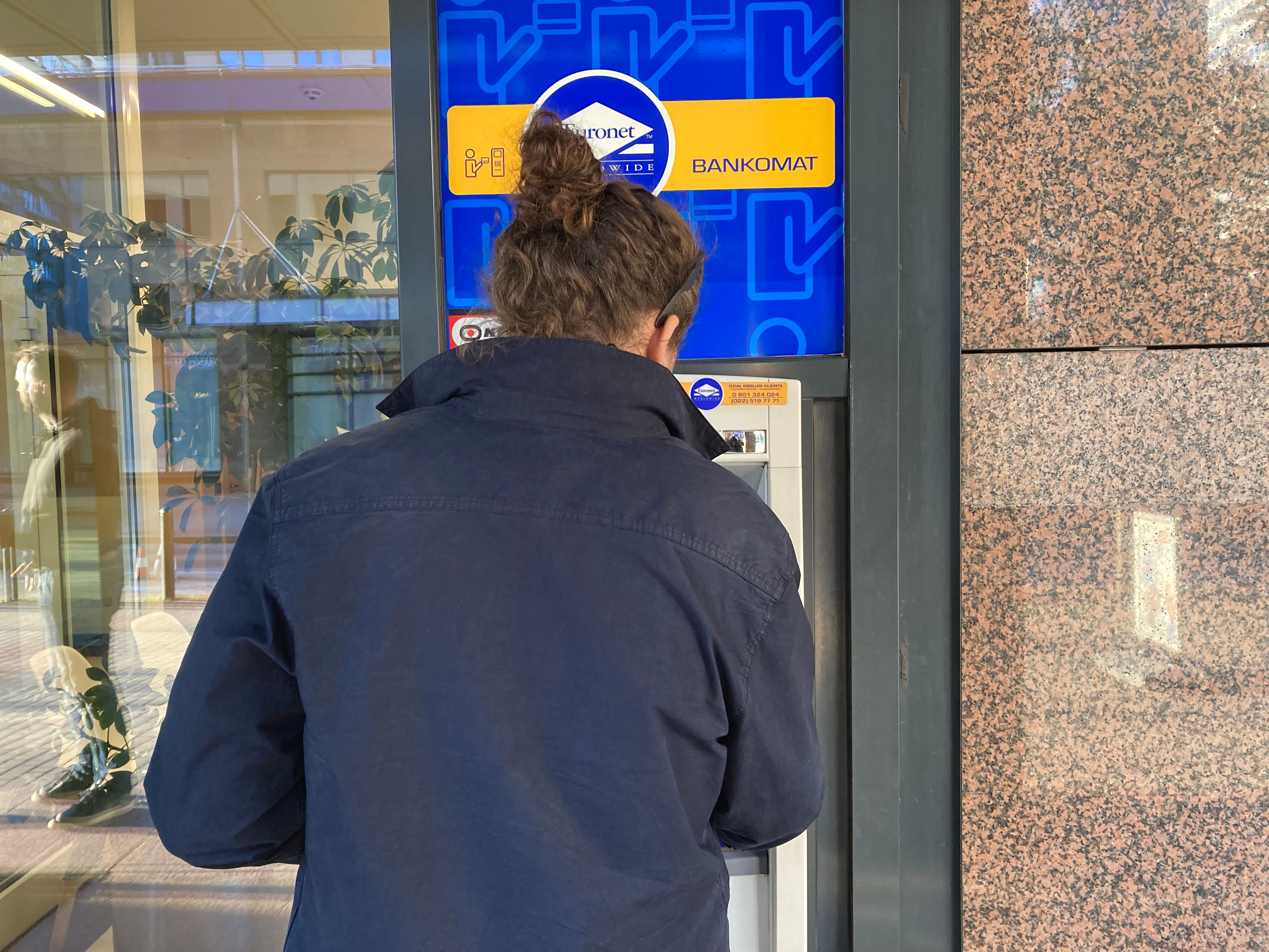 bankomat-euronet-wypłata pieniędzy-kobieta-biznesinfo