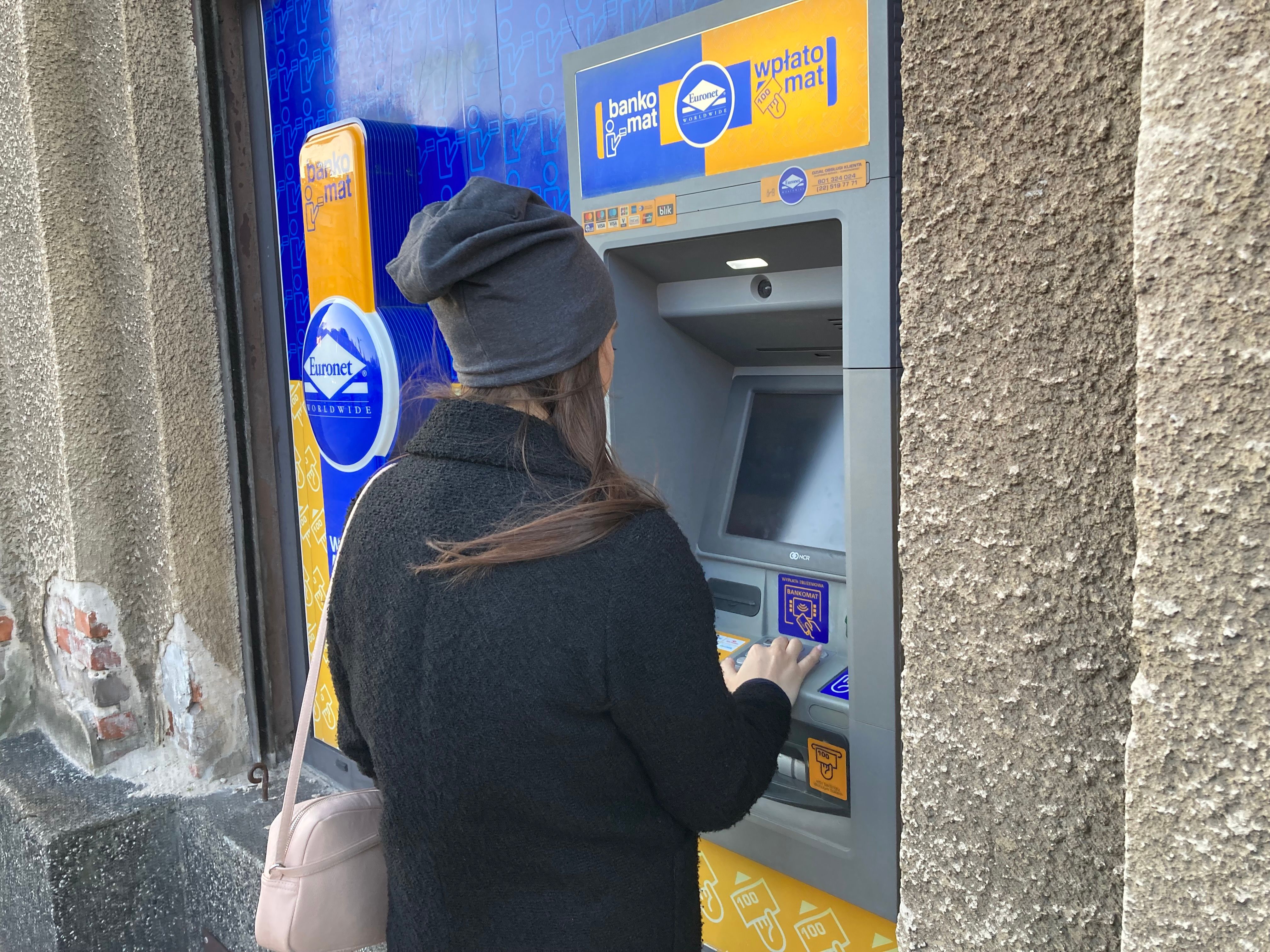 bankomat-euronet-wypłata pieniędzy-kobieta