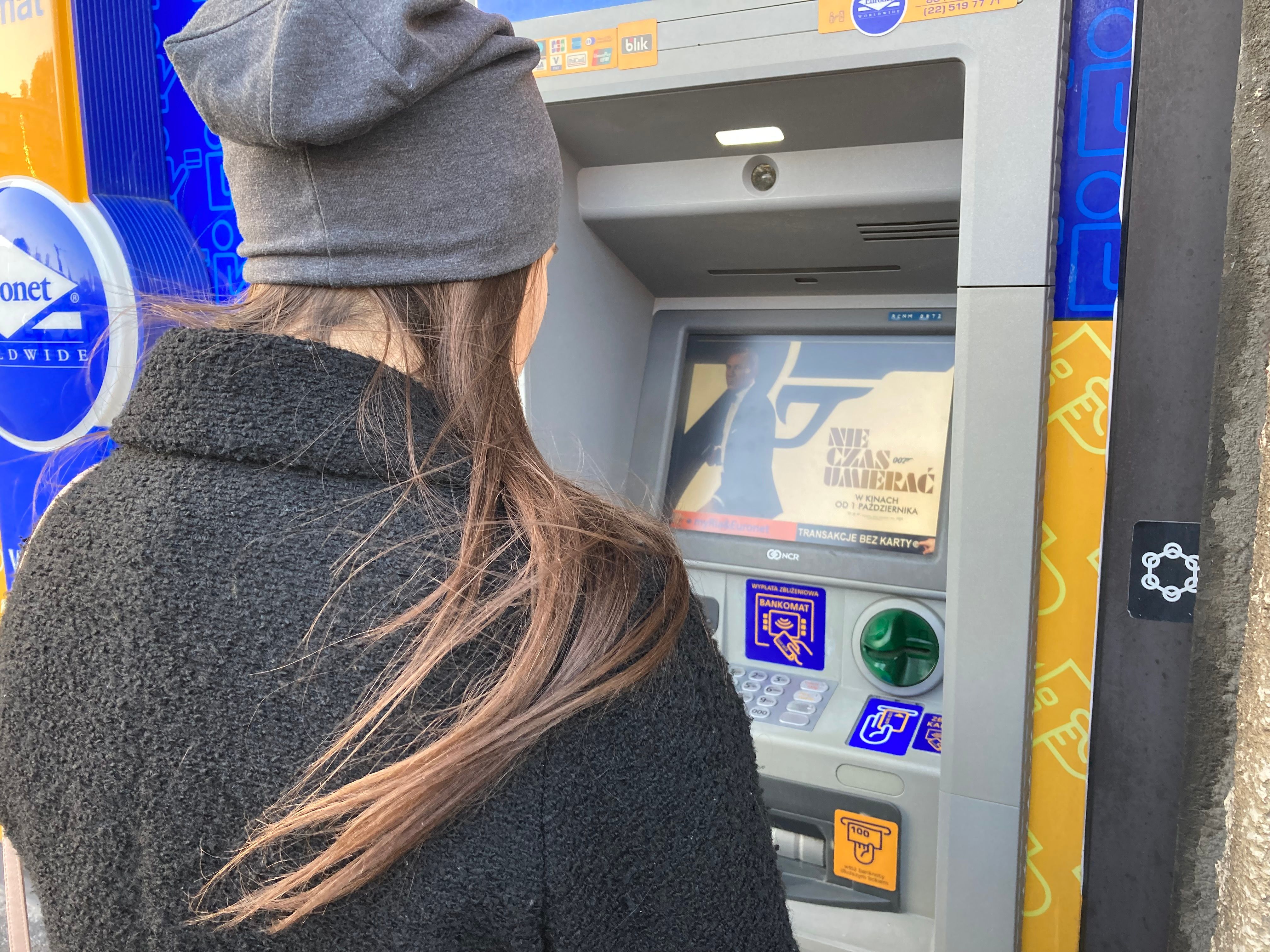 Wypłata pieniędzy z bankomatu