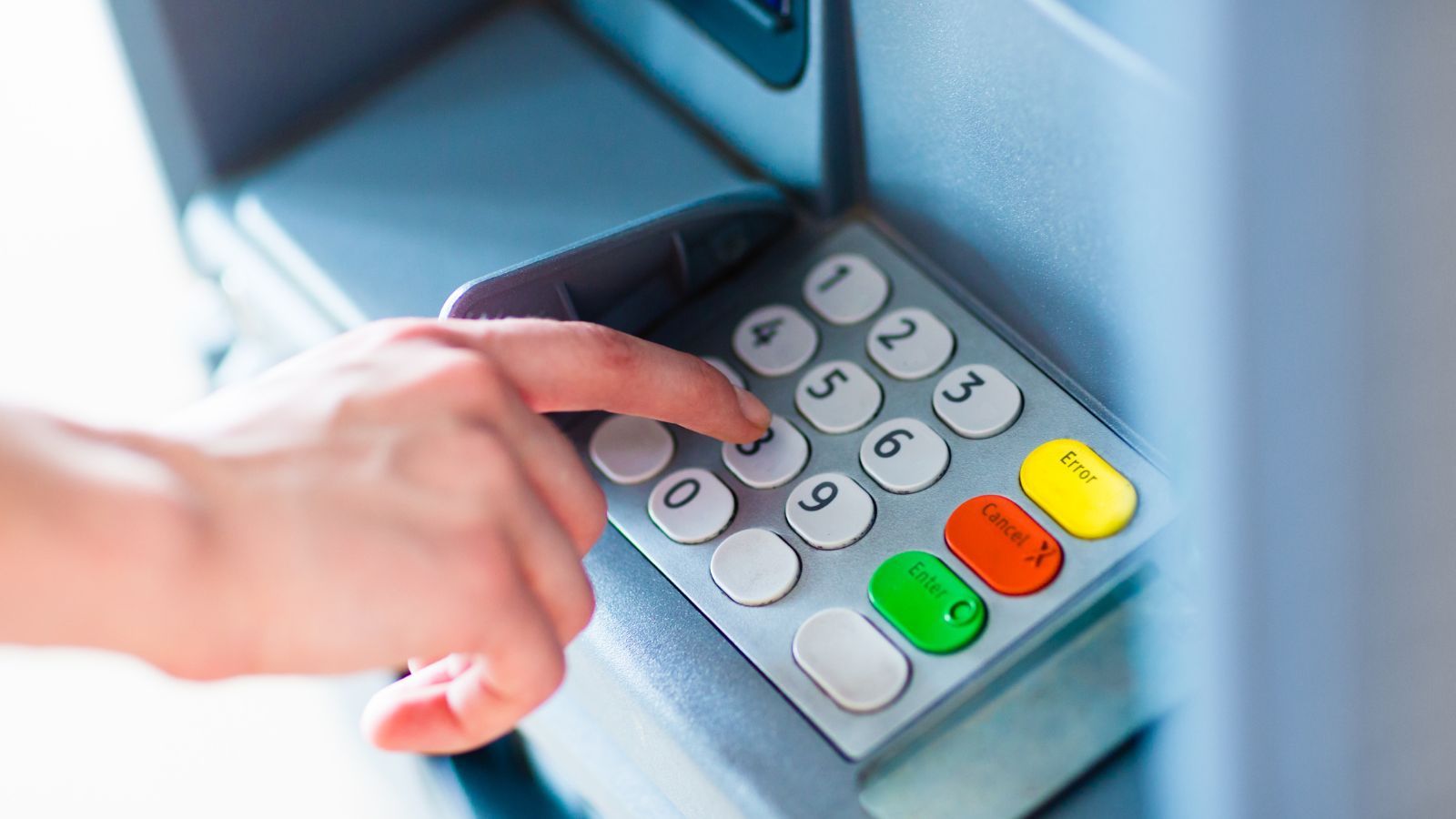 Zmiany w bankomatach od lutego 2026 r. Polacy się zdziwią, wypłacając pieniądze