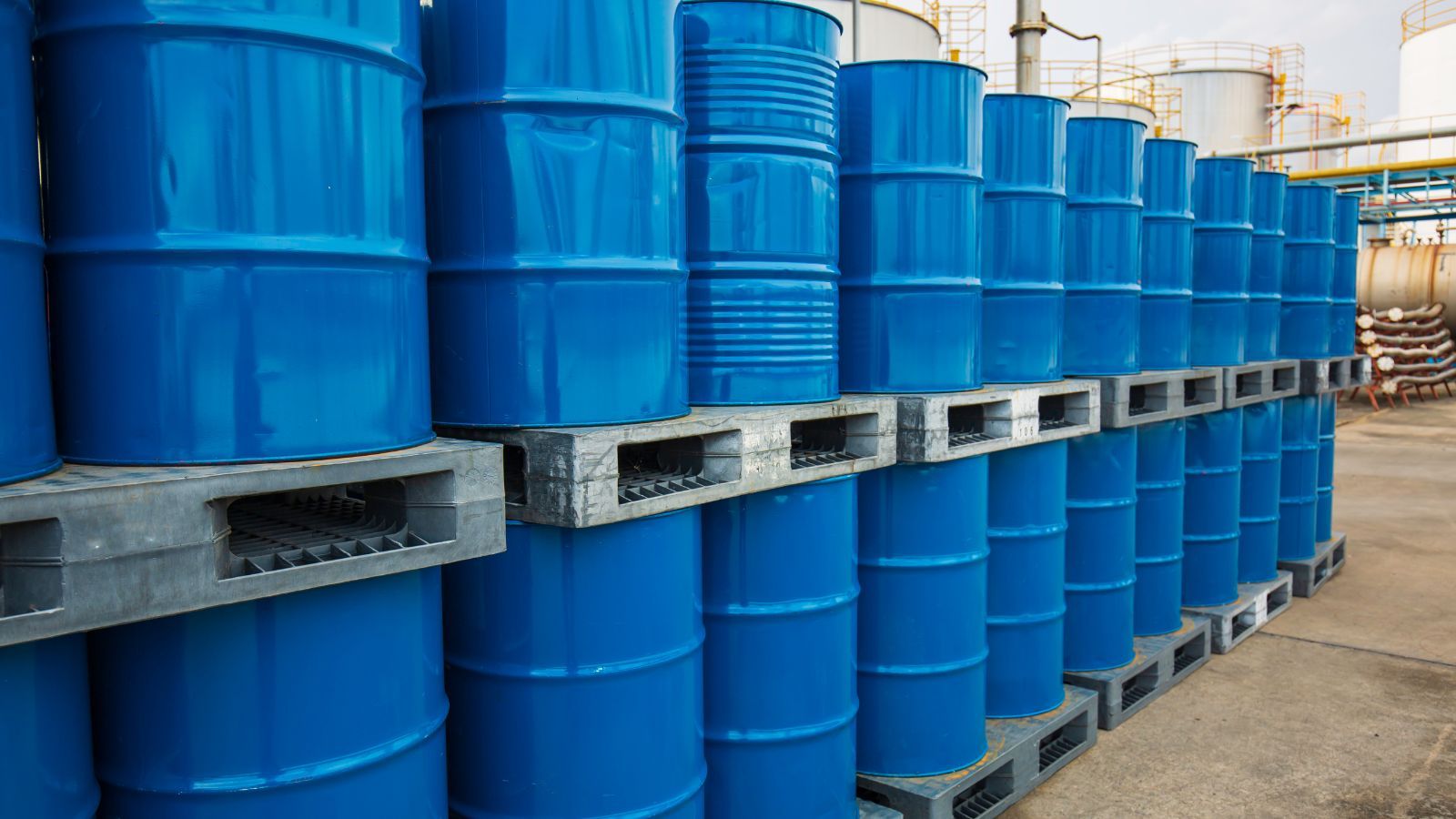 Gospodarcza lawina po ataku na Iran. Ceny paliw mogą wystrzelić w górę