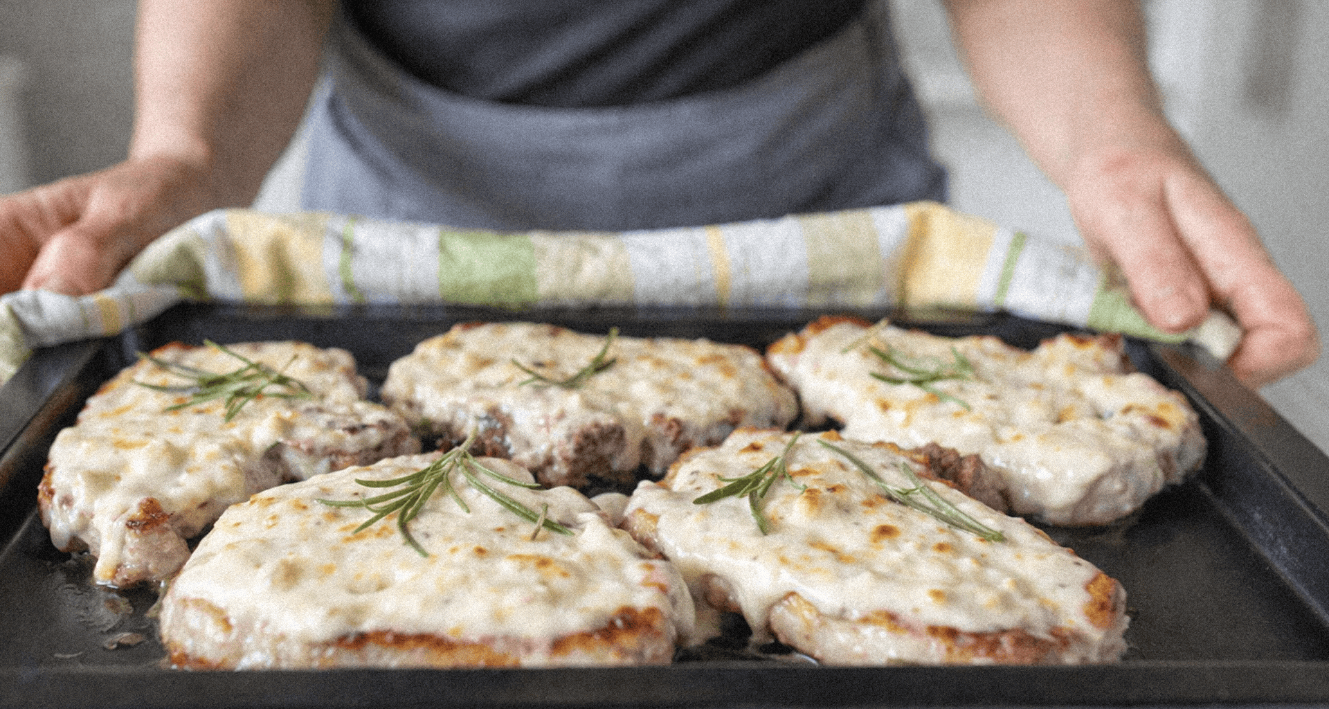 Jak upiec schab w plastrach - kotlety schabowe z piekarnika z gładkim sosem