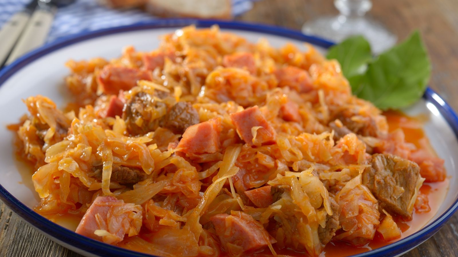Pilny komunikat od GIS. Wycofują popularny bigos ze sklepów, ryzyko dla klientów