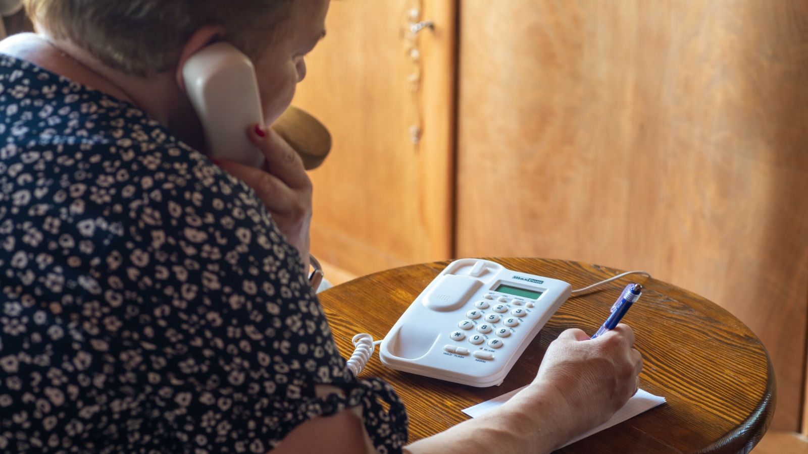 Seniorka, telefon