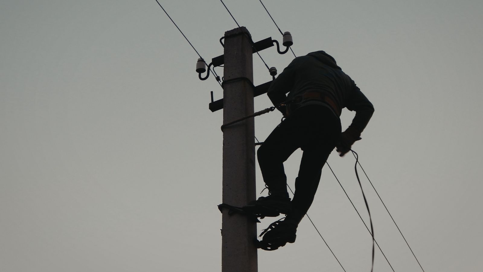 Postawili słup na twojej działce? Te osoby mogą żądać solidnego odszkodowania