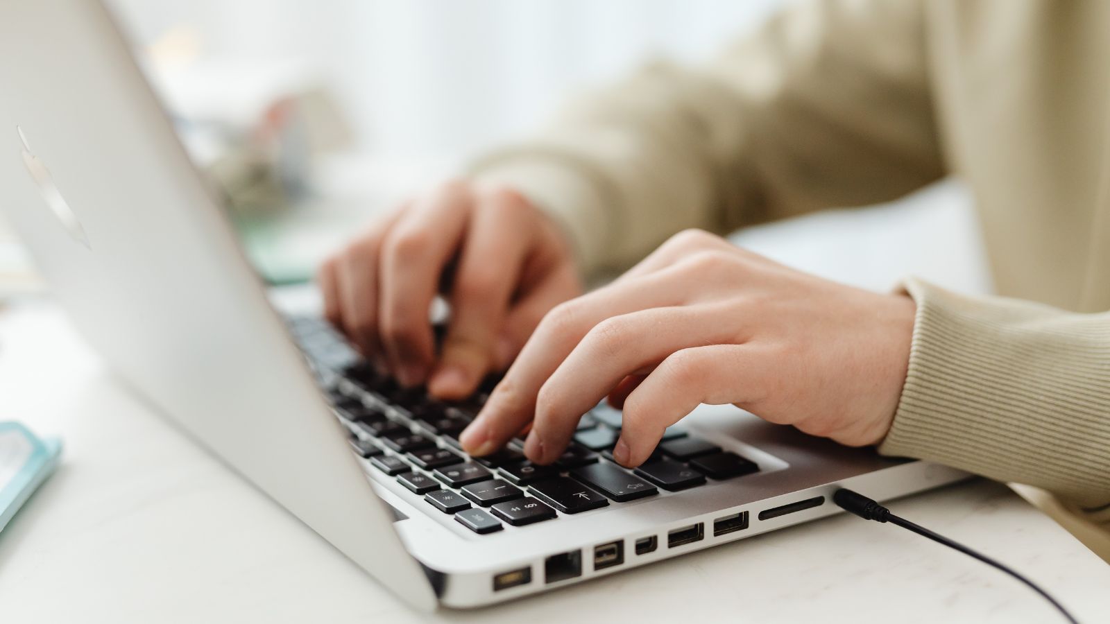 Kupujesz laptopa? UE zadecydowała. Od 28 kwietnia tego już nie znajdziesz w zestawie