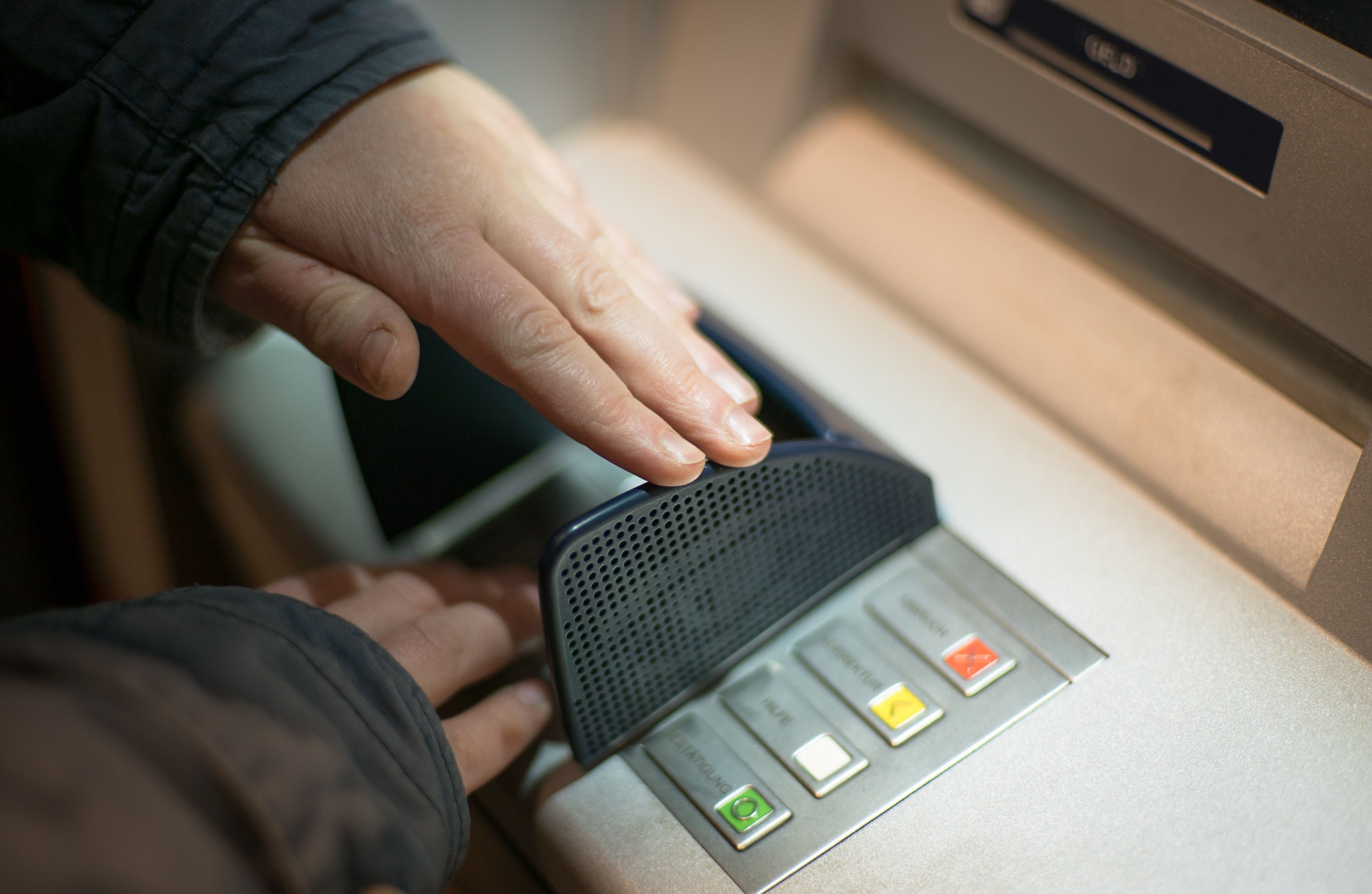 bezpieczna wypłata z bankomatu skimming