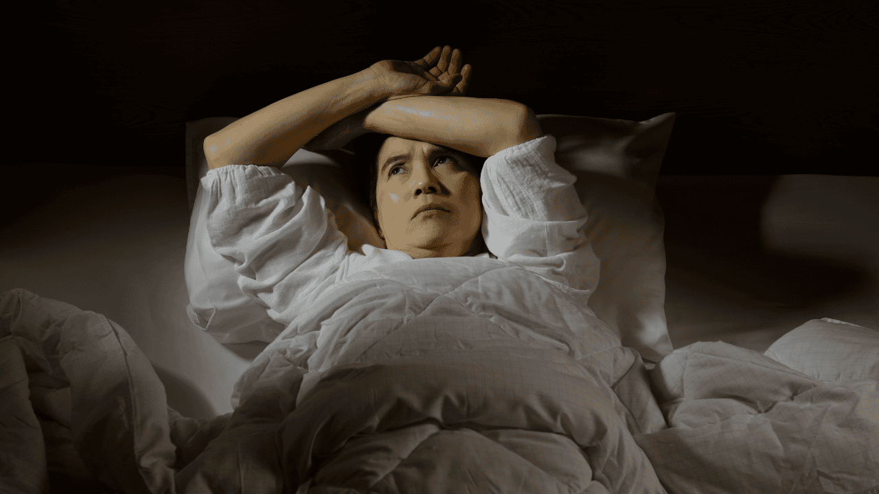 Budzisz się o 3:00 w nocy zlana potem? Naukowcy wyjaśniają, jak pokonać bezsenność w menopauzie