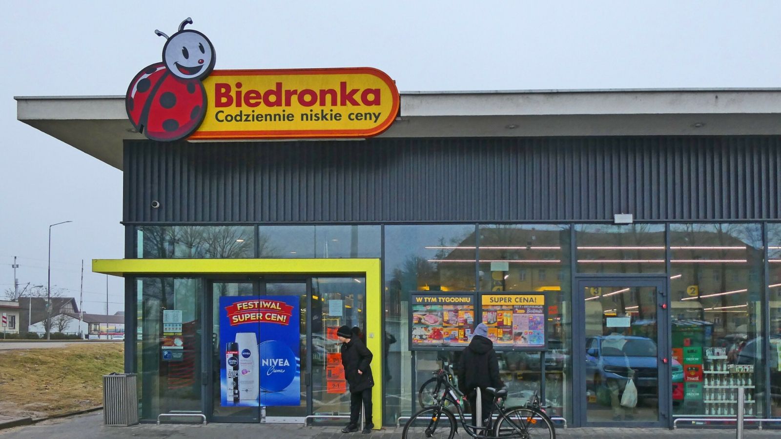 W Biedronce zaczęło się po weekendzie. Owoce i warzywa ponad 65% taniej, w ofercie prezenty na Dzień Nauczyciela