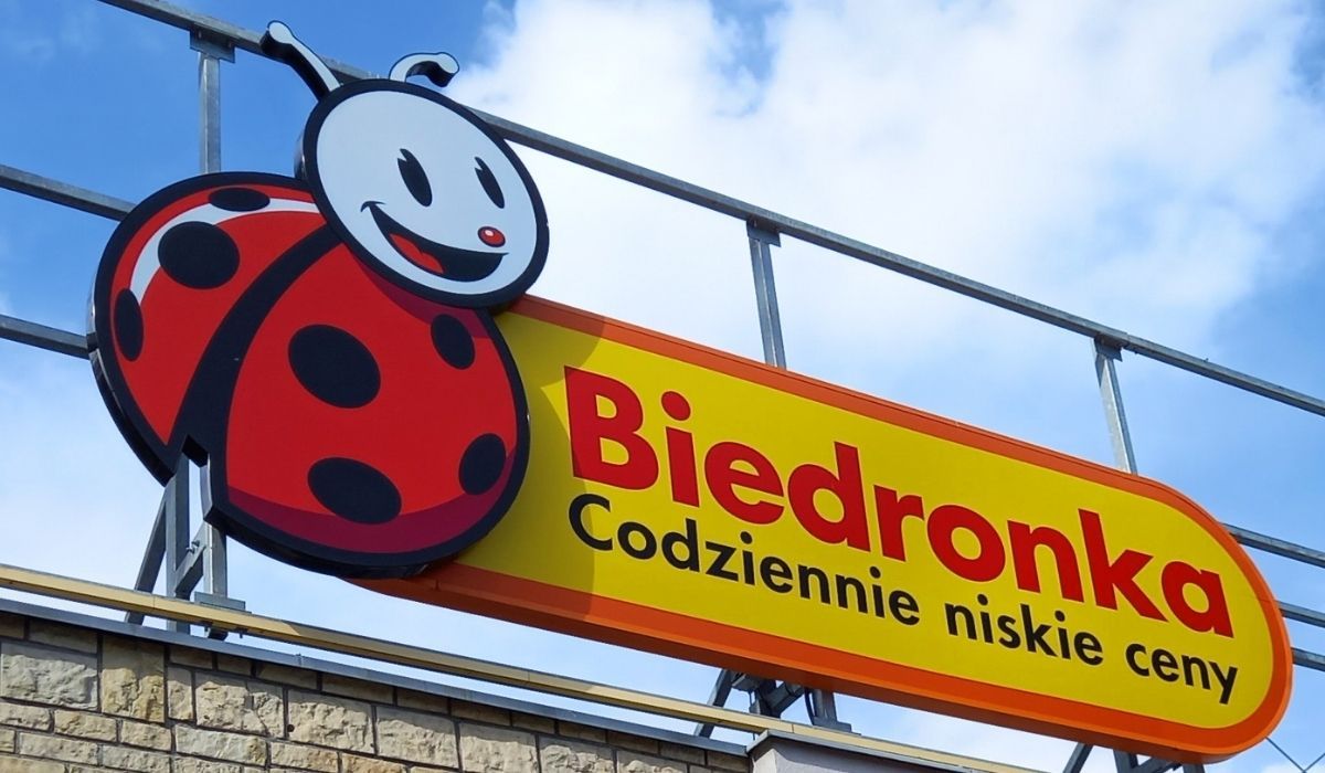 szyld sklepu Biedronka
