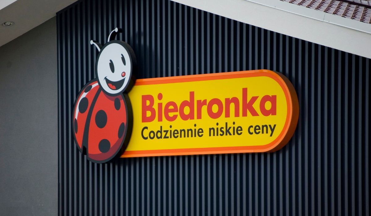 szyld sklepu Biedronka