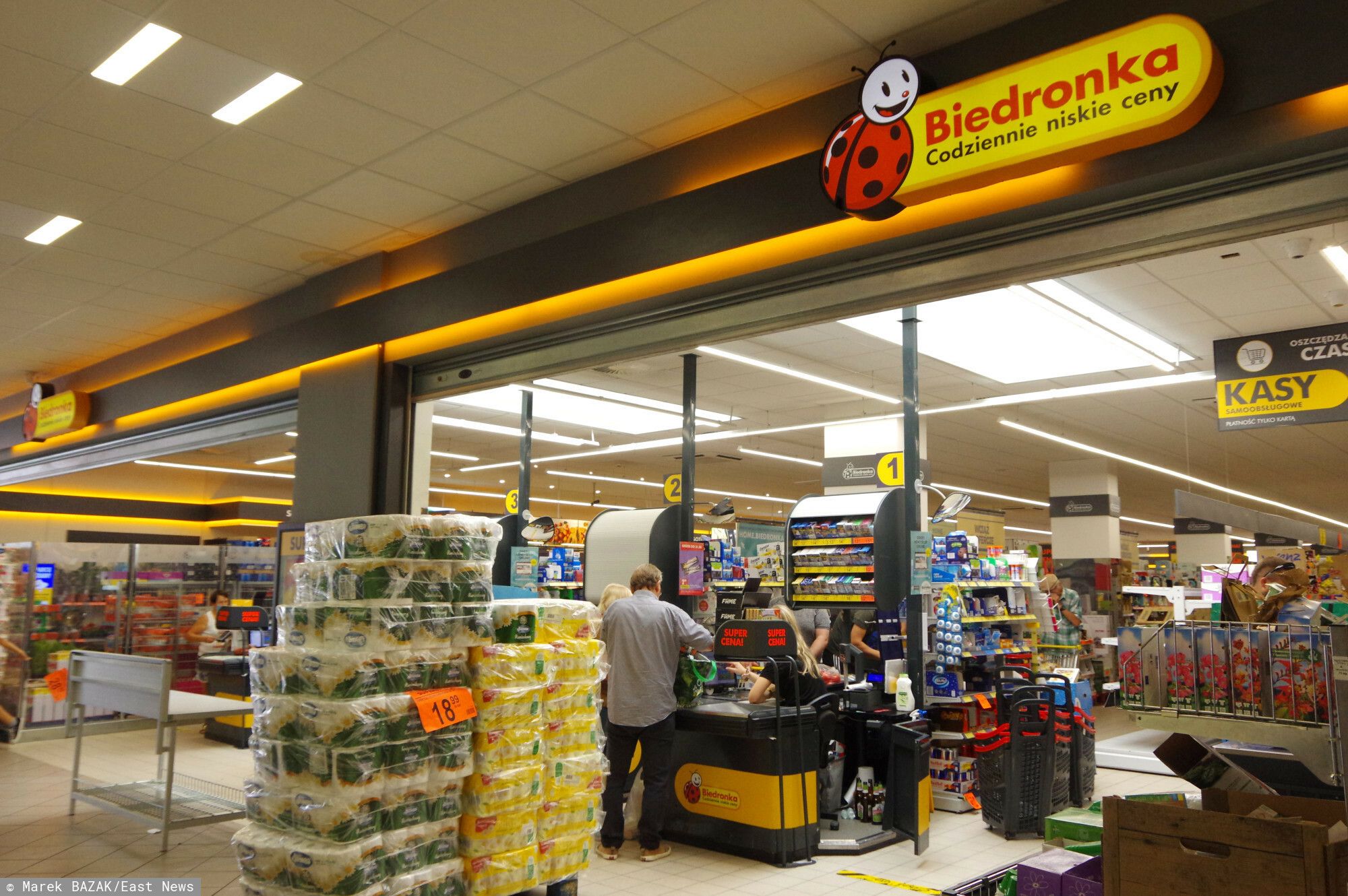 Bony i premie na Święta w dyskontach. Tyle w tym roku sypnęli pracownikom w Biedronce, Lidlu i Aldi