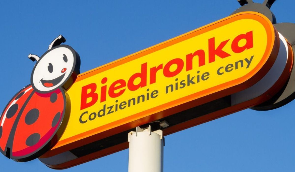 szyld sklepu Biedronka
