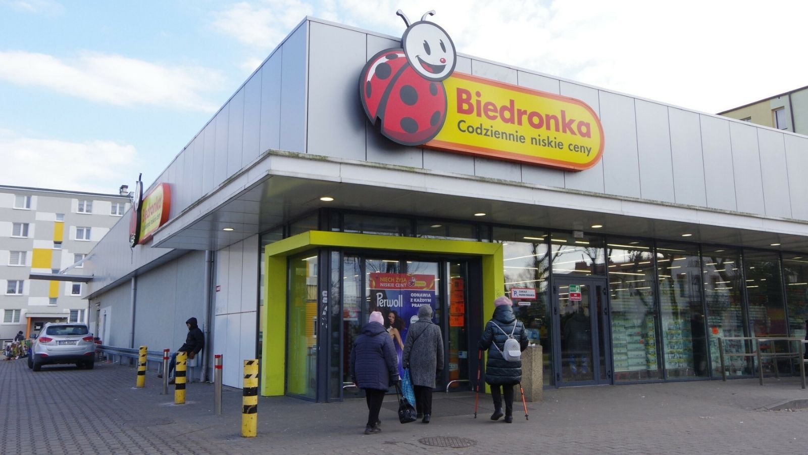 Biedronka zaszalała przed świętami. Olej, mleko i mąka za grosze, a do tego "2+1 gratis"