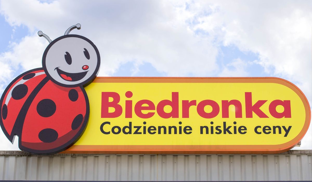 szyld sklepu Biedronka