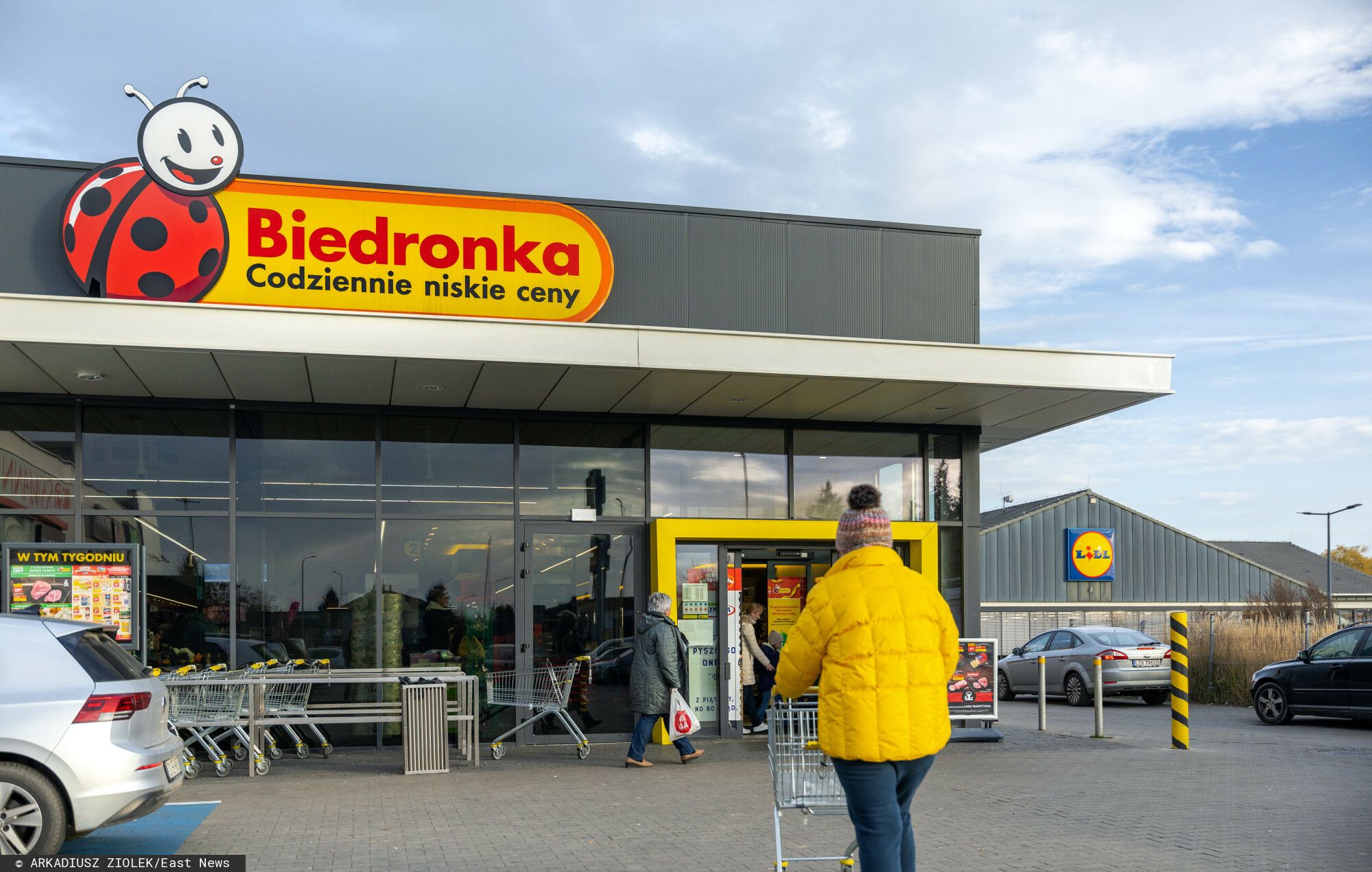 Dodatkowe opłaty przy kasach w supermarketach, klienci narzekają. "Kaucja nie jest podatkiem"