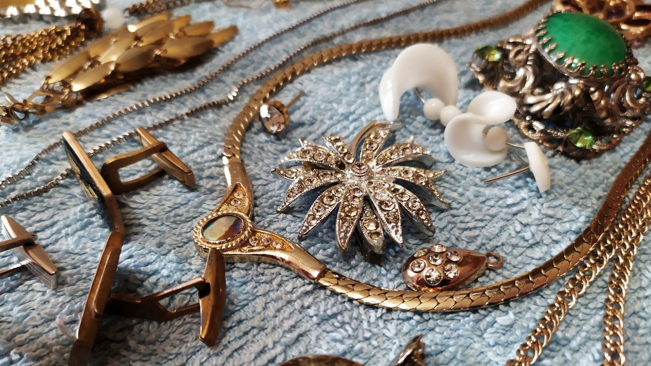 W PRL-u były hitem, a dziś są warte fortunę. Tej biżuterii poszukują kolekcjonerzy