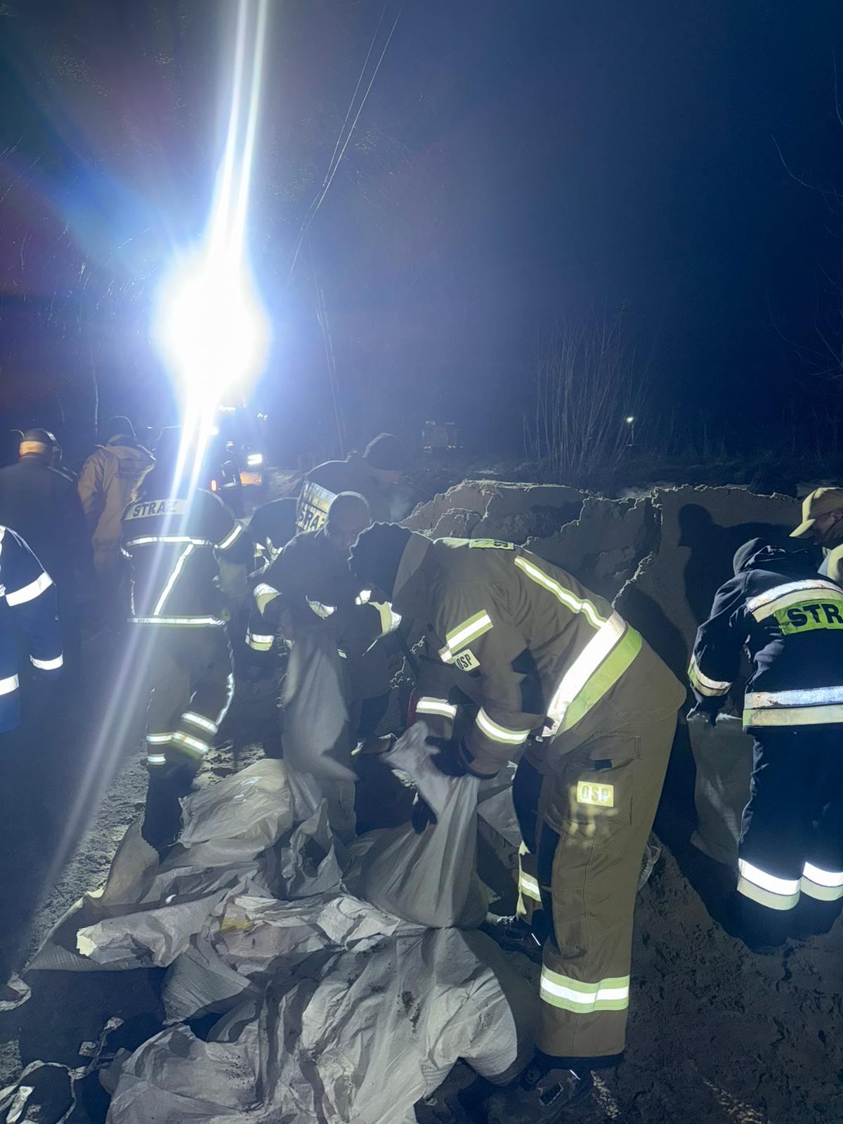 W środku nocy podniesiono alarm. Wylała rzeka, kilka miejscowości zalanych