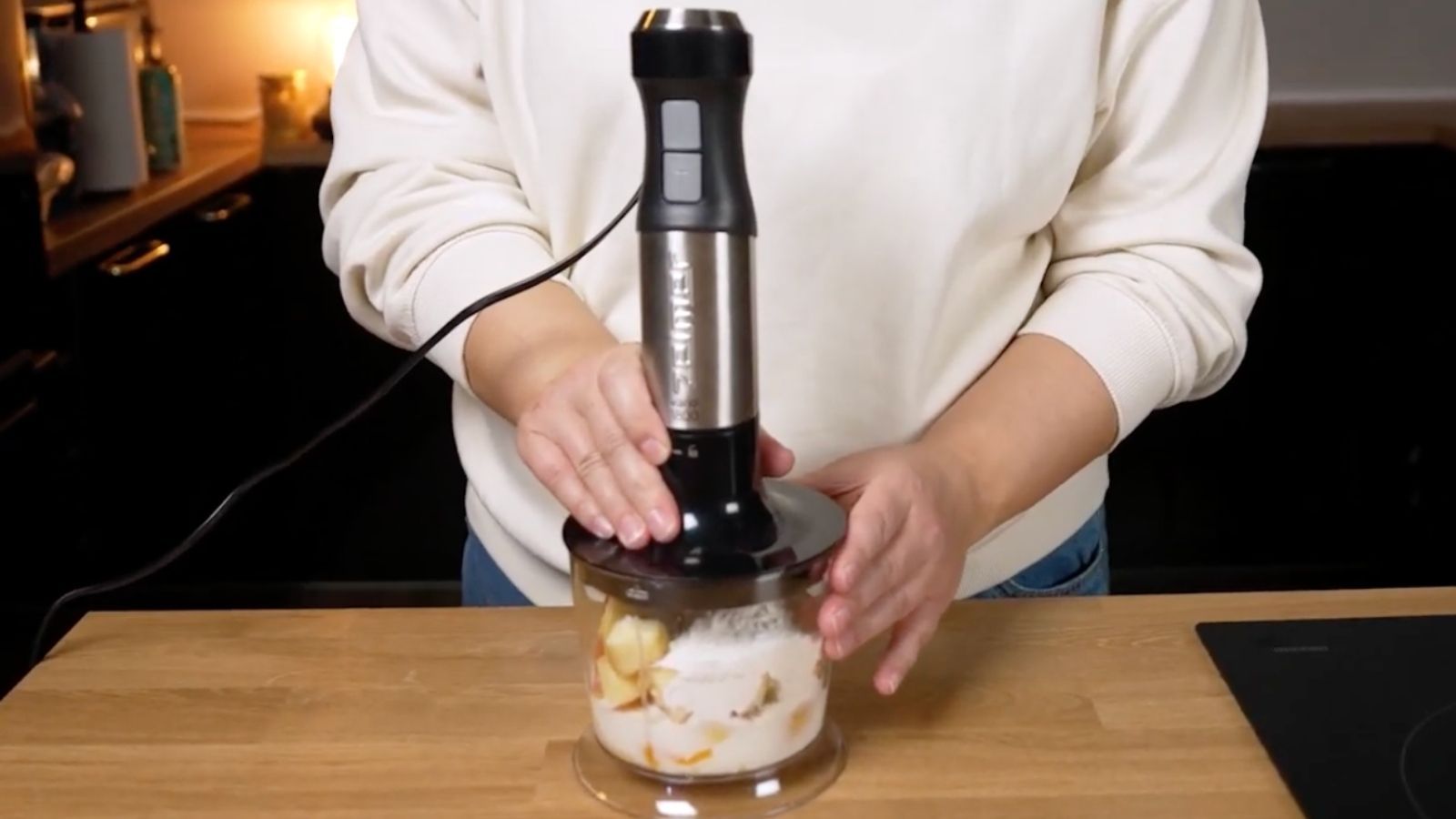 Zapomnij o krojeniu jabłek na placki. Koniecznie wypróbuj przepis i przekonaj się, jak w ich przygotowaniu pomoże Ci blender Zelmer ZHB4753 Vario