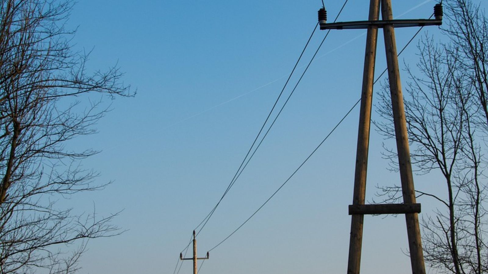 Słup bez umowy na twoim gruncie? Masz prawo domagać się niemałej zapłaty