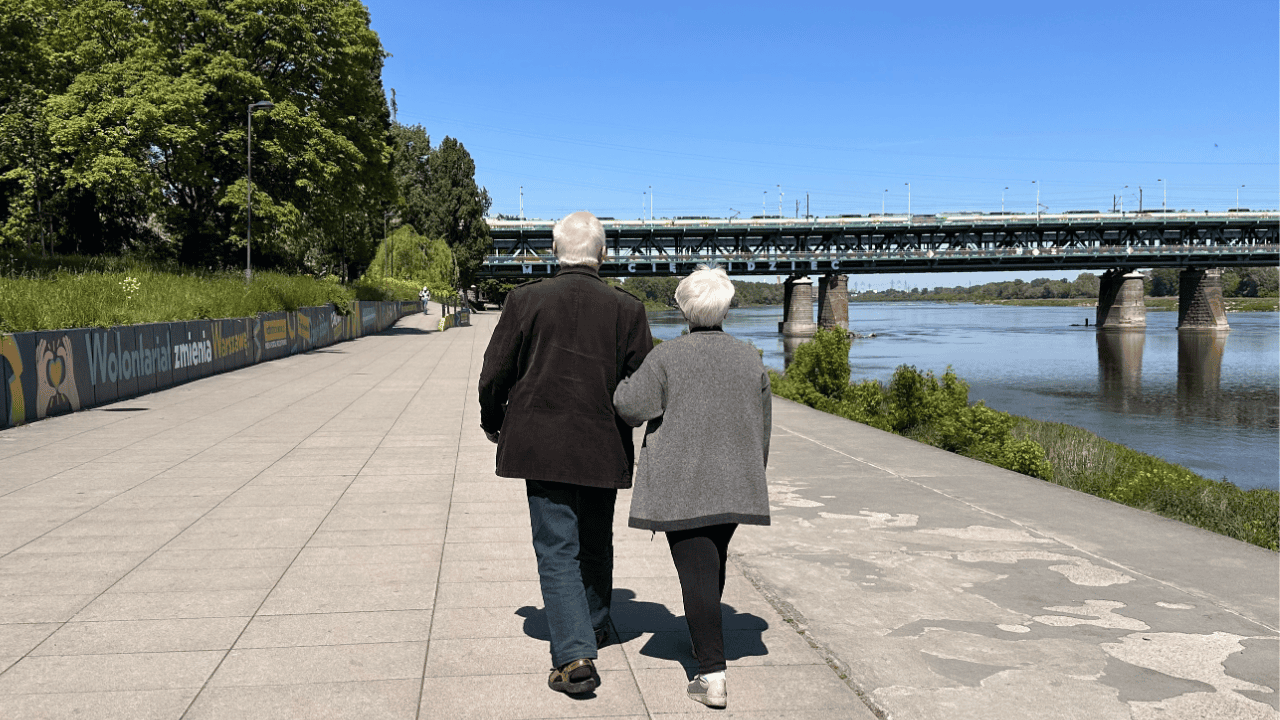 Na ostatniej prostej zmienili limit wieku. Tysiące seniorów jednak nie dostanie nowego wsparcia