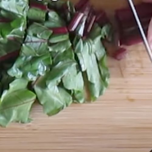 Pakuję botwinkę do słoików. Zimą każdy mi dziękuję za te przetwory