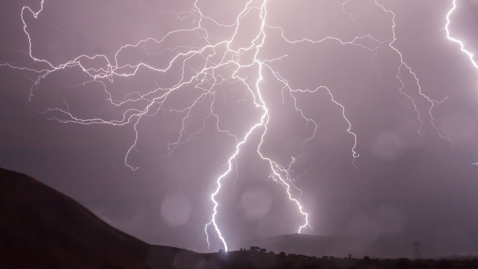 Bow echo zmierza nad Polskę. Rozesłano ostrzeżenia, w tych regionach będzie niebezpiecznie