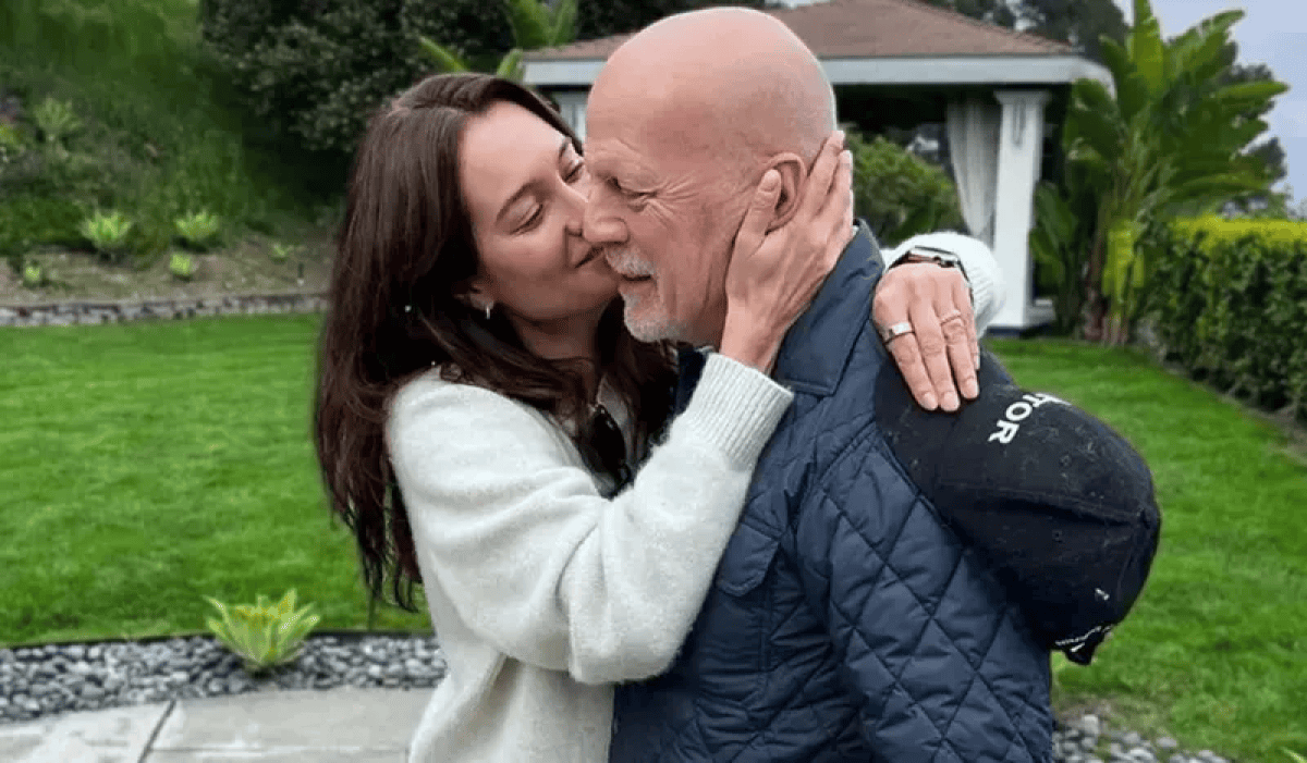 Bruce Willis przytulany przez żonę Emmę Haming