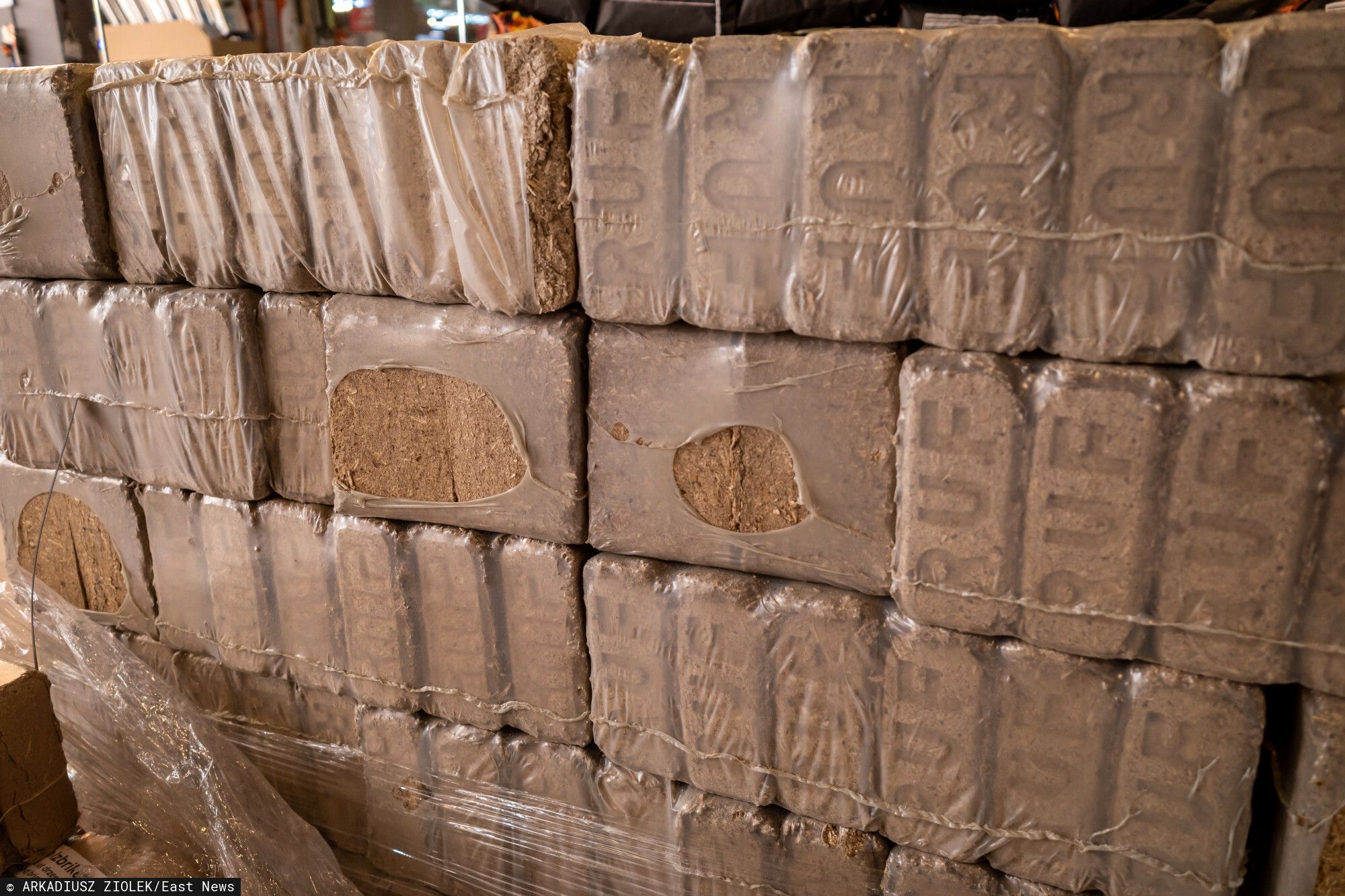 Jest tańszy od pelletu i daje więcej ciepła. Ten opał robi furorę tej zimy