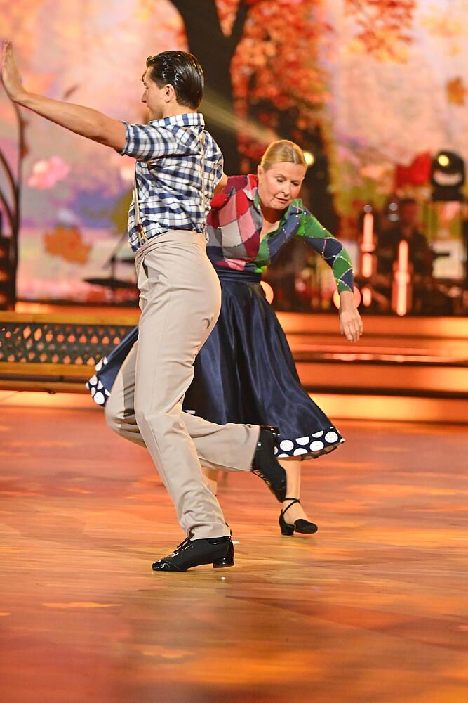 Szokujące sceny w "Tańcu z Gwiazdami". Zgarbiona Bursztynowicz musiała sięgnąć po laskę