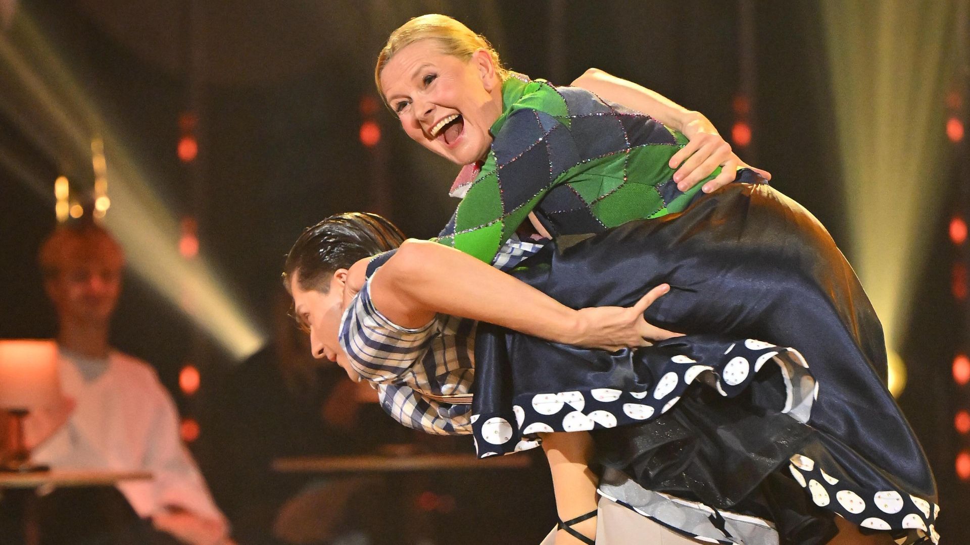 Szokujące sceny w "Tańcu z Gwiazdami". Zgarbiona Bursztynowicz musiała sięgnąć po laskę