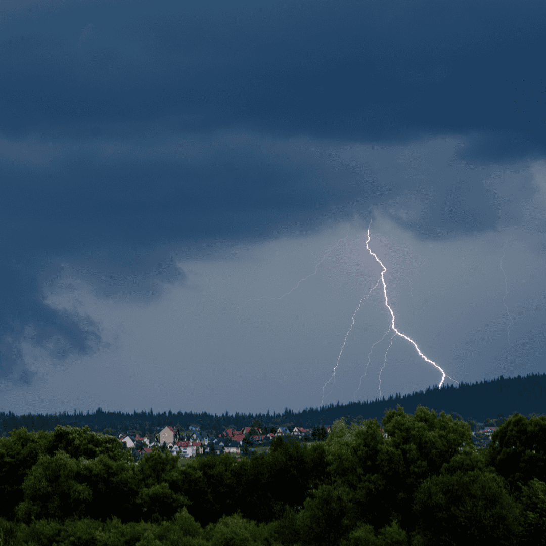 Dwa fronty atmosferyczne nad Polską. Synoptyk ostrzega przed trąbą powietrzną