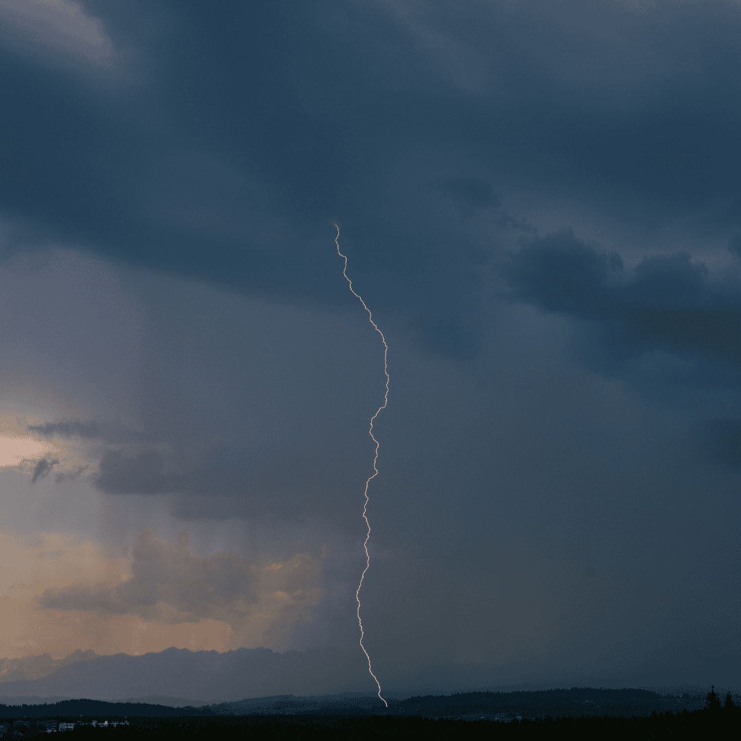 Dwa fronty atmosferyczne nad Polską. Synoptyk ostrzega przed trąbą powietrzną