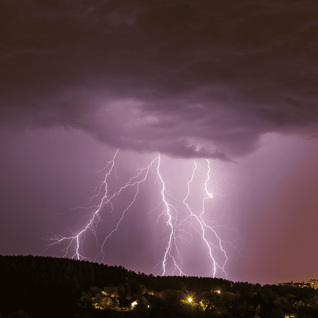 Dwa fronty atmosferyczne nad Polską. Synoptyk ostrzega przed trąbą powietrzną