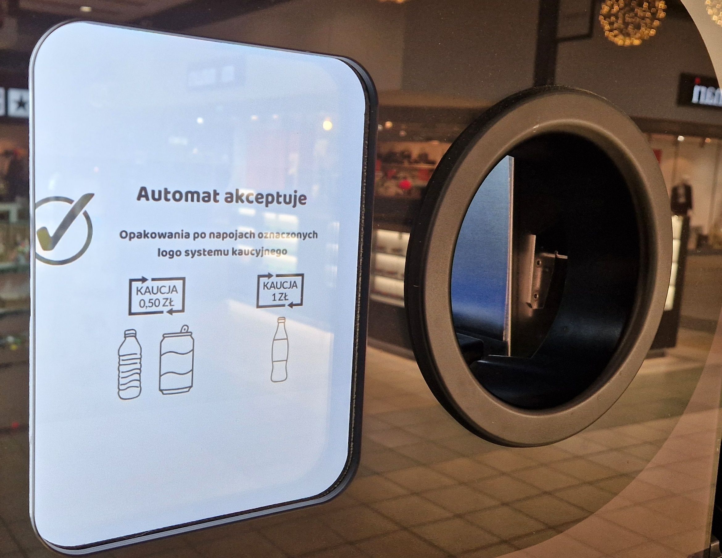 Potężna zmiana dla oddających butelki w Biedronce. Właśnie się zaczęło, od wtorku nowe zasady