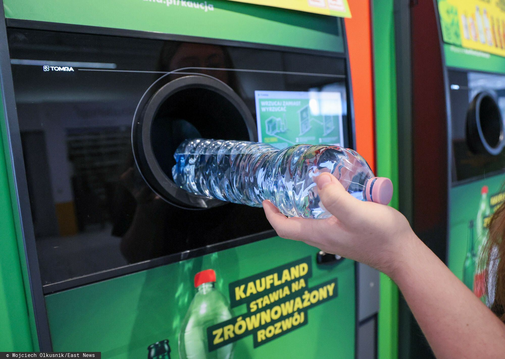 Kobieta zwróciła 120 butelek. Zamiast zysków, przy kasie czekało na nią rozczarowanie