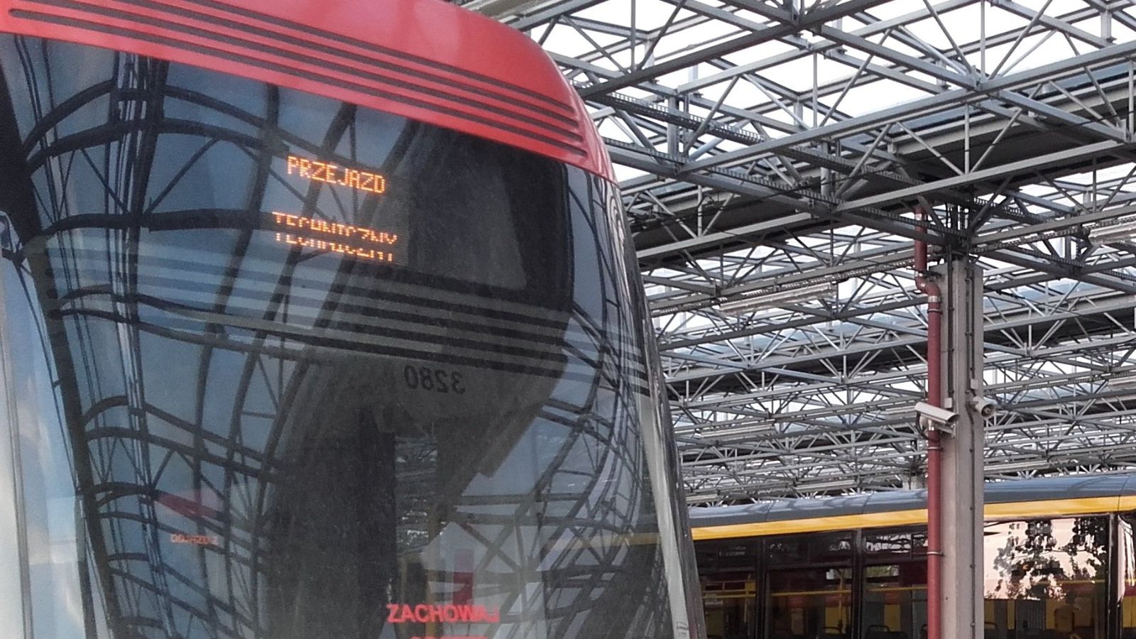 Warszawa: Zderzenie tramwaju z autobusem. Są ranni, trwa akcja ratunkowa