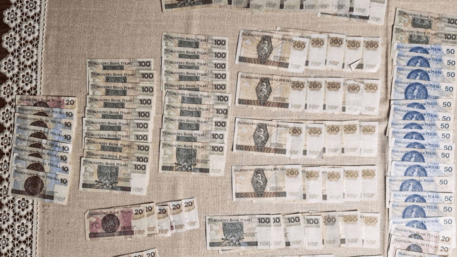 Duża ilość dokładnie ułożonej gotówki.